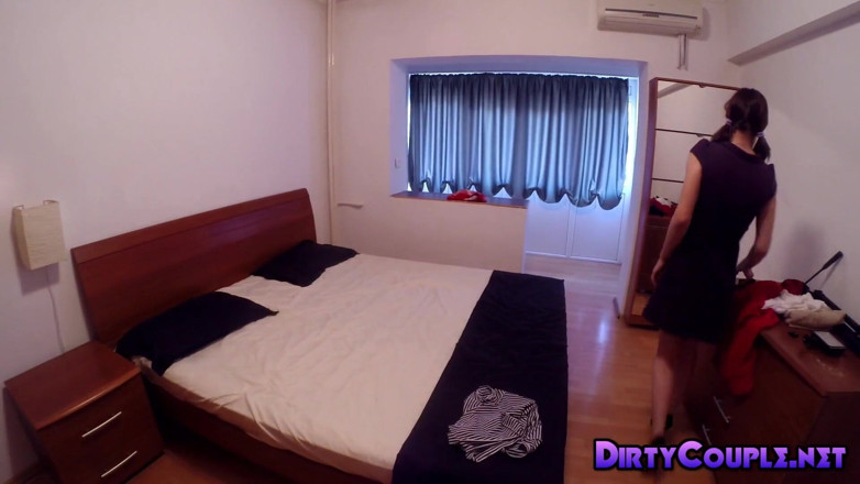 Dirty Couple: 穿着连裤袜摆姿势，穿上她最喜欢的短裙，然后脱掉