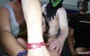 Full porn collection: 金髪の十代の若者たちは、輪姦パーティーで古い男によって大きなコックによって激しく犯されました