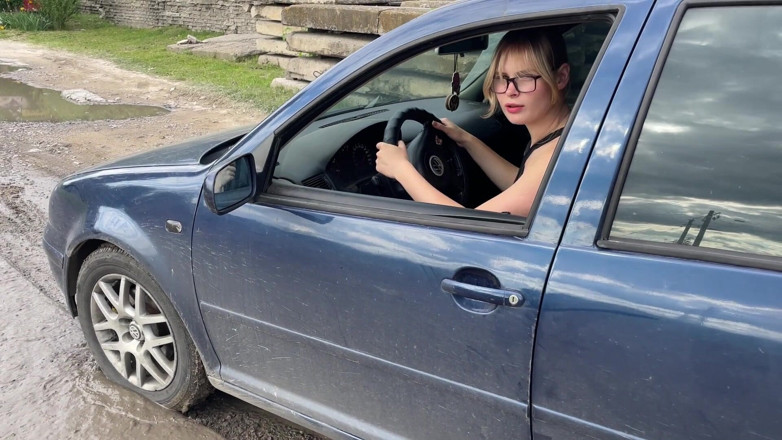 HotPrincessUA: Auto Im Schlamm Stecken: Verzweifelte Masturbation, Schlampiger Blowjob &amp; Öffentliche Gesichtsbesamung