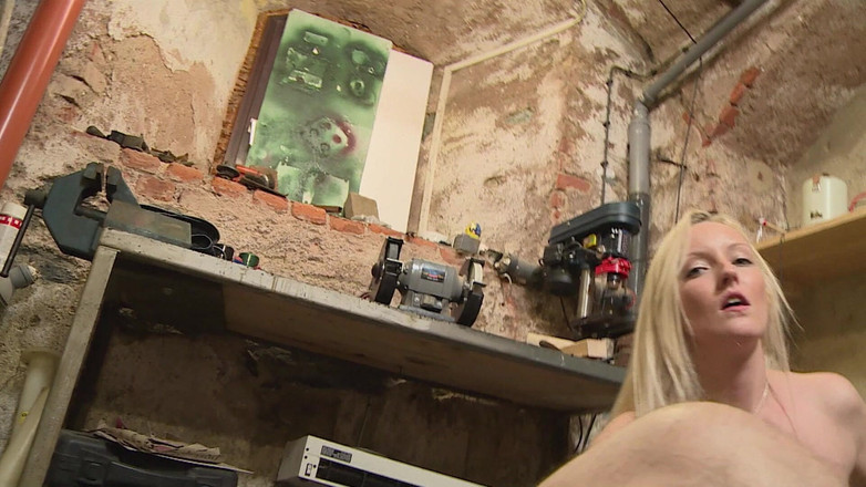 Erotic Planet X: Blonďatá holka saje ptáka a roztáhne kundičku v dílně