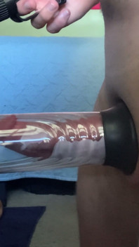 Je joue avec ma nouvelle pompe à pénis