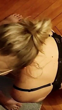 Ex moglie la lurida troia in ginocchio succhia umilmente il cazzo