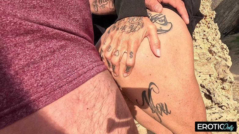 EroticOnlyClips: Getatoeëerde blonde milf geniet van wilde seks in de buitenlucht...
