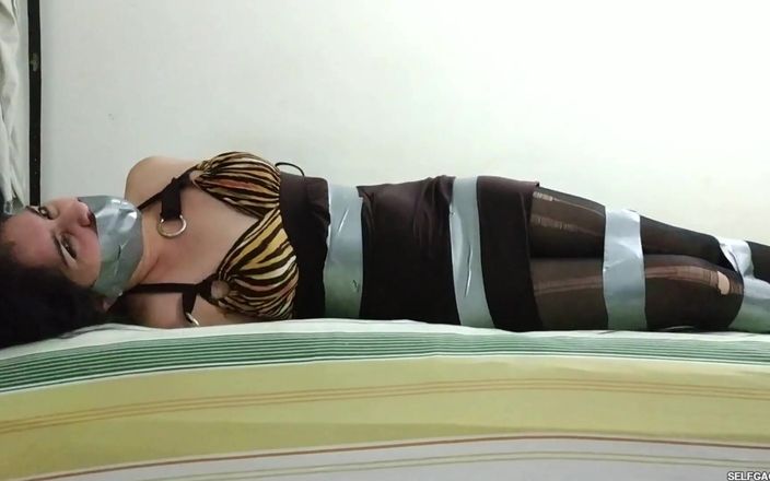 Selfgags Latina Bondage: Mengasuh gadis tetangga menjelajahi fetish perbudakan nakal!