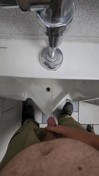 Muy desnudo en un baño