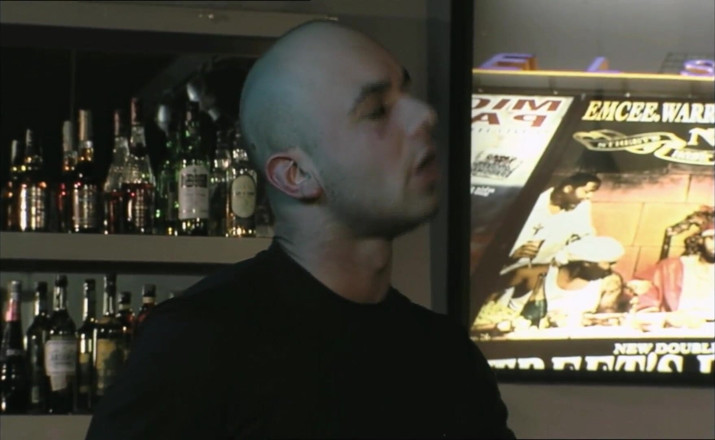 Antonio Adamo Film: Eine junge blondine wird von einem typen, der einen großen...