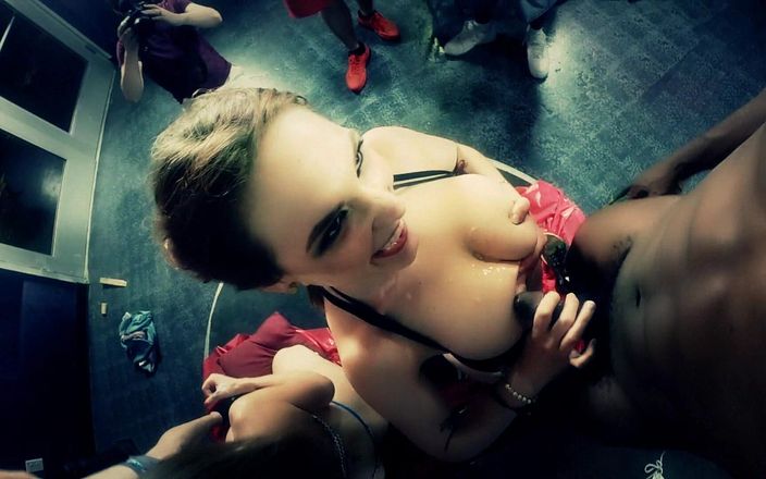 Siri Pornstar: Un fan filme en train de se faire prendre par...
