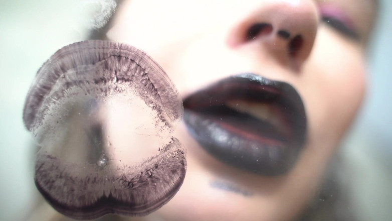 Rarible Diamond: 从镜子亲吻一个哥特式女孩