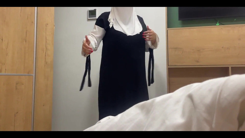 Lux Eva: Arap hizmetçi sıkı amcığıyla otel müşterisini odada baştan çıkarıyor