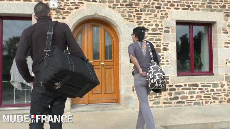 Nude in France: Брудна брюнетка повія загляпає сперму в рот