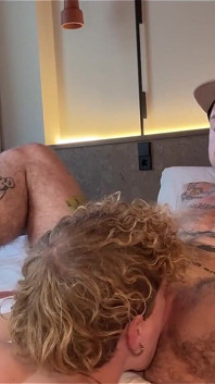Hung Twink Ayden Brooks pembe amcığı sikiyor ftm xxx tüm deliklere atlıyor, boşalana kadar onu dildolarla çifte dolduruyor