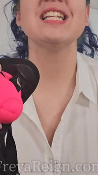 Spolupracovnice vás přistihne se svým strapon POV