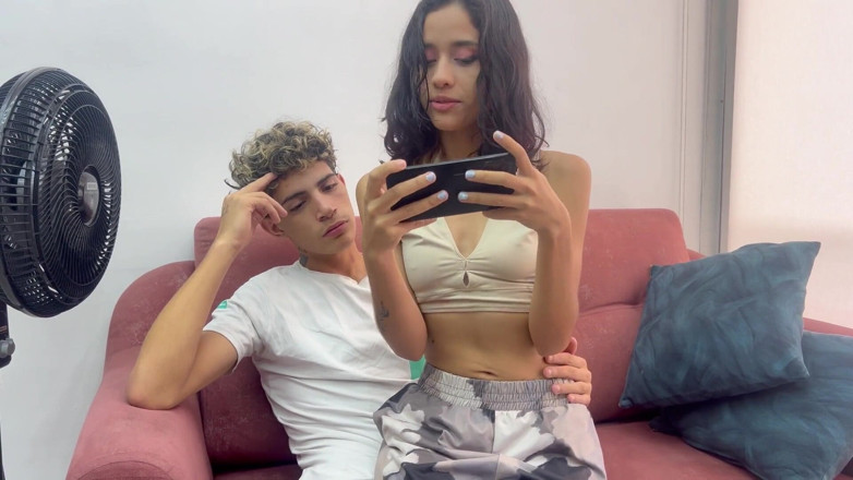BritannySexxx: Insegno alla mia piccola sorellastra come giocare sul suo cellulare...