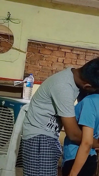 Tát vào mông cô ấy rất mạnh bạo và bắt cô ấy phải thổi kèn