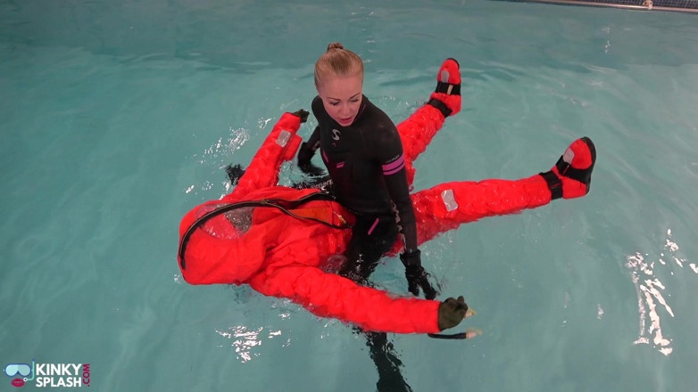 UKCuteGirl Lucy Lauren: Human Life Raft - tuta gonfiata e dominazione in piscina di...