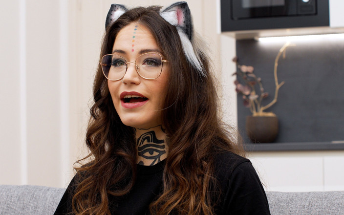 Skinz Contrast: Rus mürekkepli model mari galore röportajı
