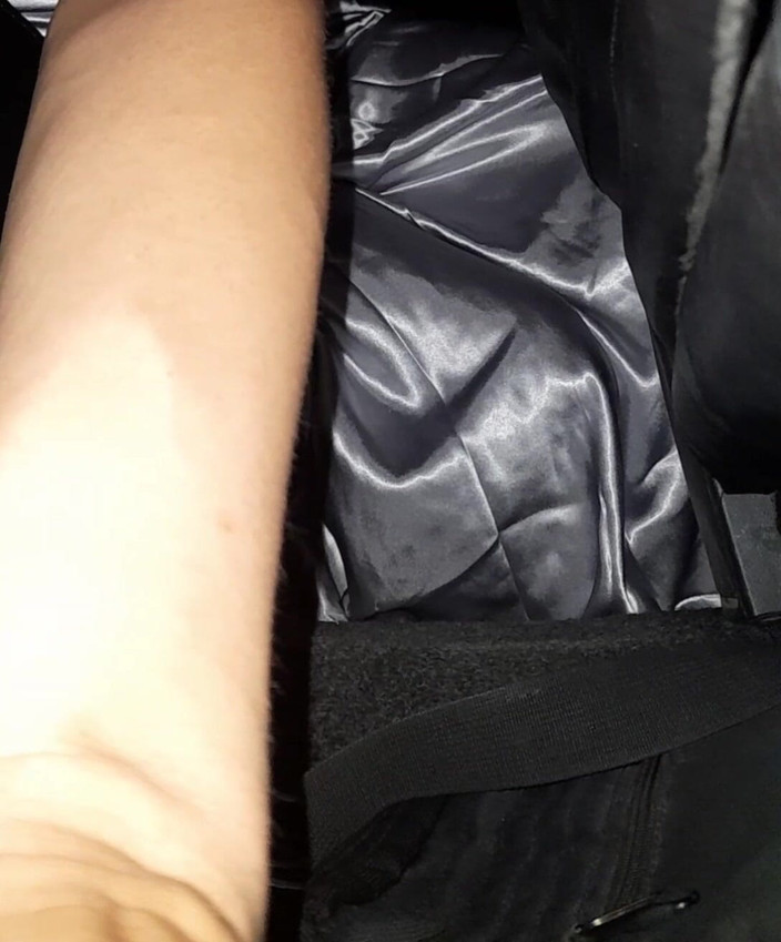 Naomisinka: 車内で銀色のサテンのロングドレスを着て自慰行為