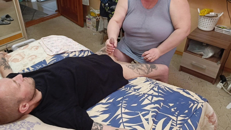 Zona901: Ibu tiri lagi asik nyepong dan ngocok kontol