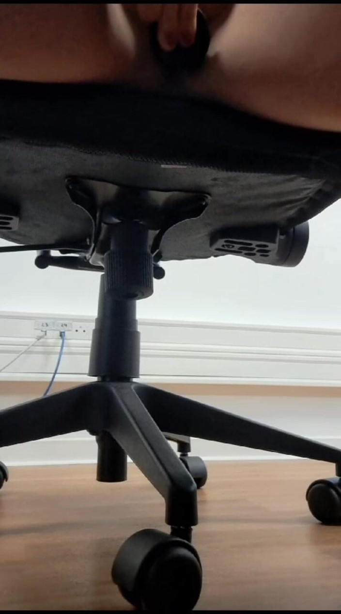 Sofy13: 在工作时抚摸和假阳具