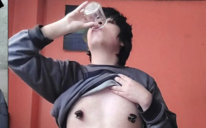 Jade1Lc: Polykám sperma, které jsem ze sebe podojila, abych si vychutnala...