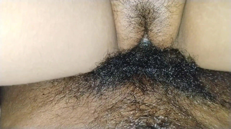 Hubby 23: Индийская бхабхи была одна дома. Шурин занимается сексом с бхабхи