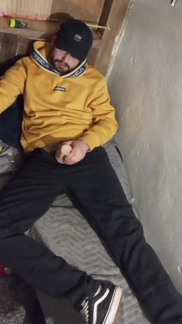 jerkofflover: बिस्तर में केबिन में हस्तमैथुन करना