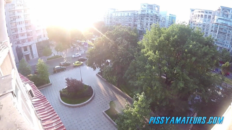 Pissy Amateurs: 在阳台上吸烟和撒尿
