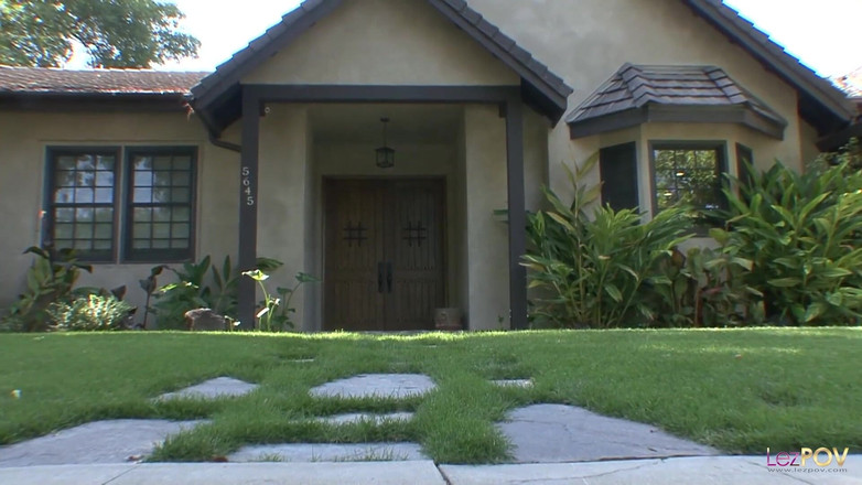 LezPOV: Milf lesbijka uczy nastoletnią dziewczynę nieprzyjemnych ruchów lesbijek i ruchają...