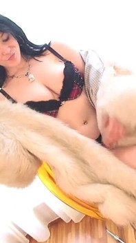 La sexy Adrianne fume dans un manteau