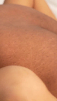 Indische Bhabhi met haar bediende in hotel voor seks