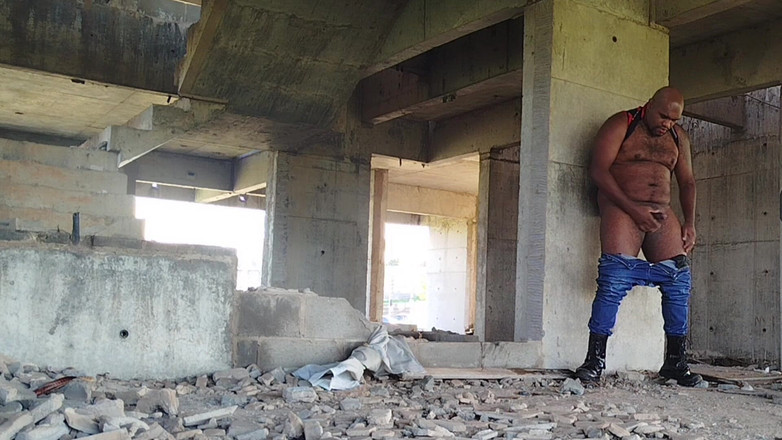 TheBlacKHunterr: Fui a orinar en el sitio de construcción y me...