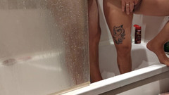 Emma_Alex: Masturbation mutuelle maison sous la douche