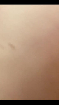 Espero que disfrutes de mi gran consolador rojo deslizándose tan fácilmente por mi culo