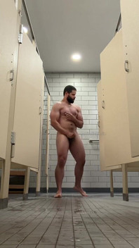 Beefy Muscle Locker Room Lagi Mandi