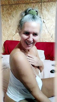 Heiße Hausfrau Lukerya Auf Einem Großen Bett