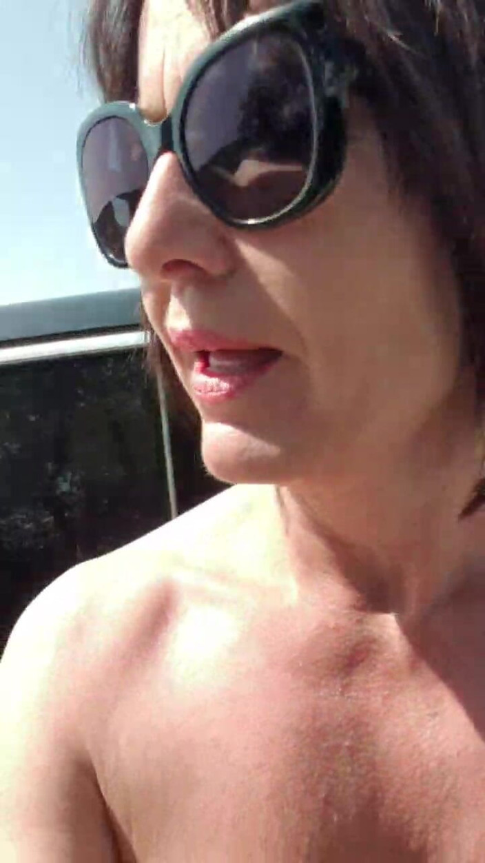 JulieEroticDress: Corrida nua com squirt ao ar livre