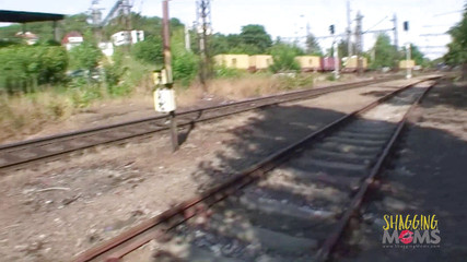 Shagging Stepmoms: Zralá brunetka šuká dva chlípky na kolejích