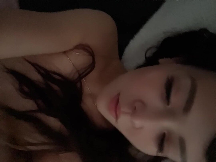 Taiwan nudenz: Skutečná slečna z Tchaj-wanu si prstí svou těsnou kundičku