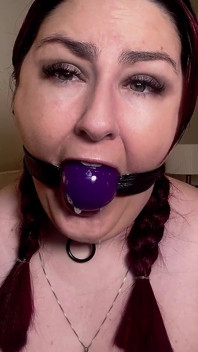 Ballgag di lacey: esibizione di devozione da parte di un sottomesso