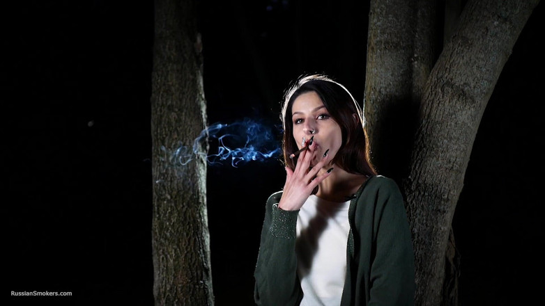 Russian Smokers: Dulce chica rusa fumando cigarrillo al aire libre a la...