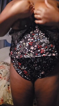 Striptiz götümü sallıyor büyük göğüslerimi sağıyor