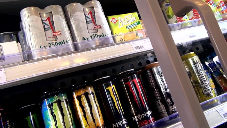 German Porn: Milf wil gaan winkelen en laat zichzelf overgehaald worden om...