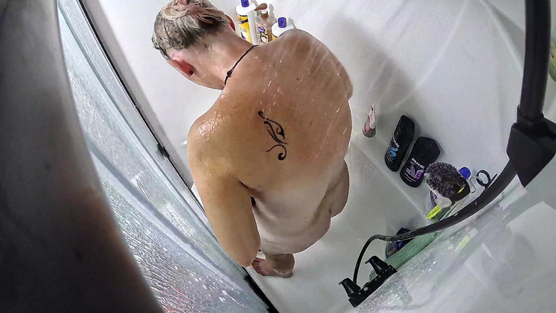 KittieNoOne: Prinsă făcând un duș rapid