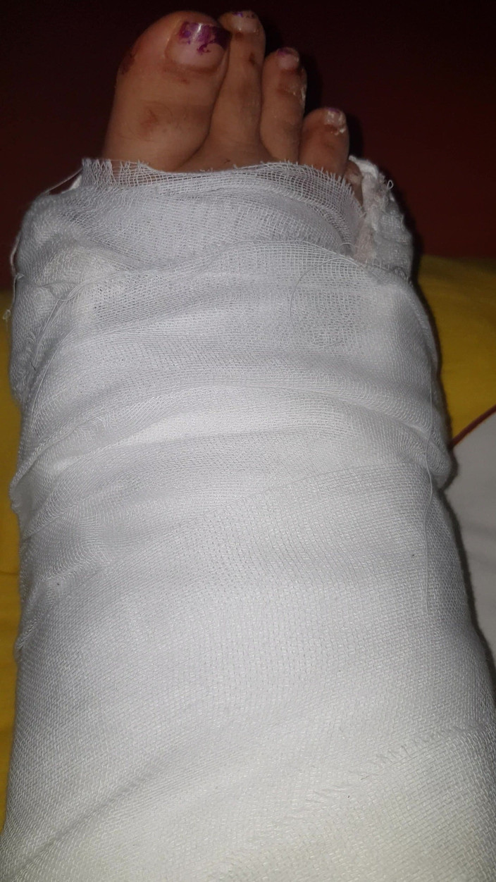 LoraBbw: Aku lagi asik goyangin kakiku di ruangan casting bokep pertamanya