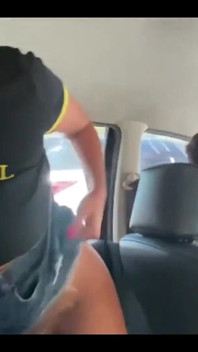 Ha Spompinato Il Figliastro Mentre Il Cornuto Guidava