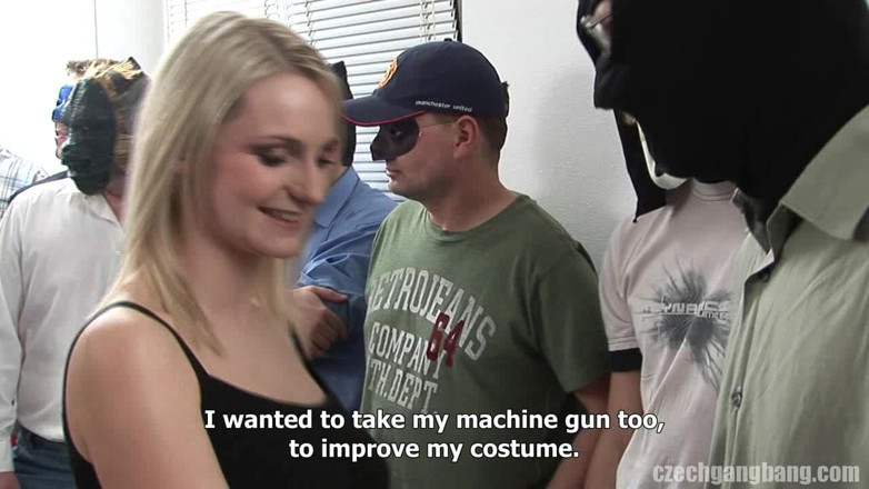 Czech Gang Bang: Czech gang bang 4: 120 kontol untuk 2 wanita semok