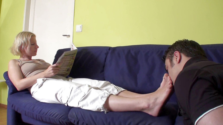 Foot Girls: Chân có mùi trong khi đọc báo