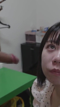 달콤한 미소를 지으며 일본 레스토랑 직원은 아무도 예상하지 않은 쪽으로 모두를 놀라게 했습니다.