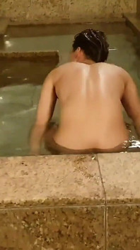 Chico japonés va a la casa de baño de la sociedad, recibe masaje erótico y paja