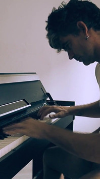Hij speelt piano en ik probeer hem in de war te brengen